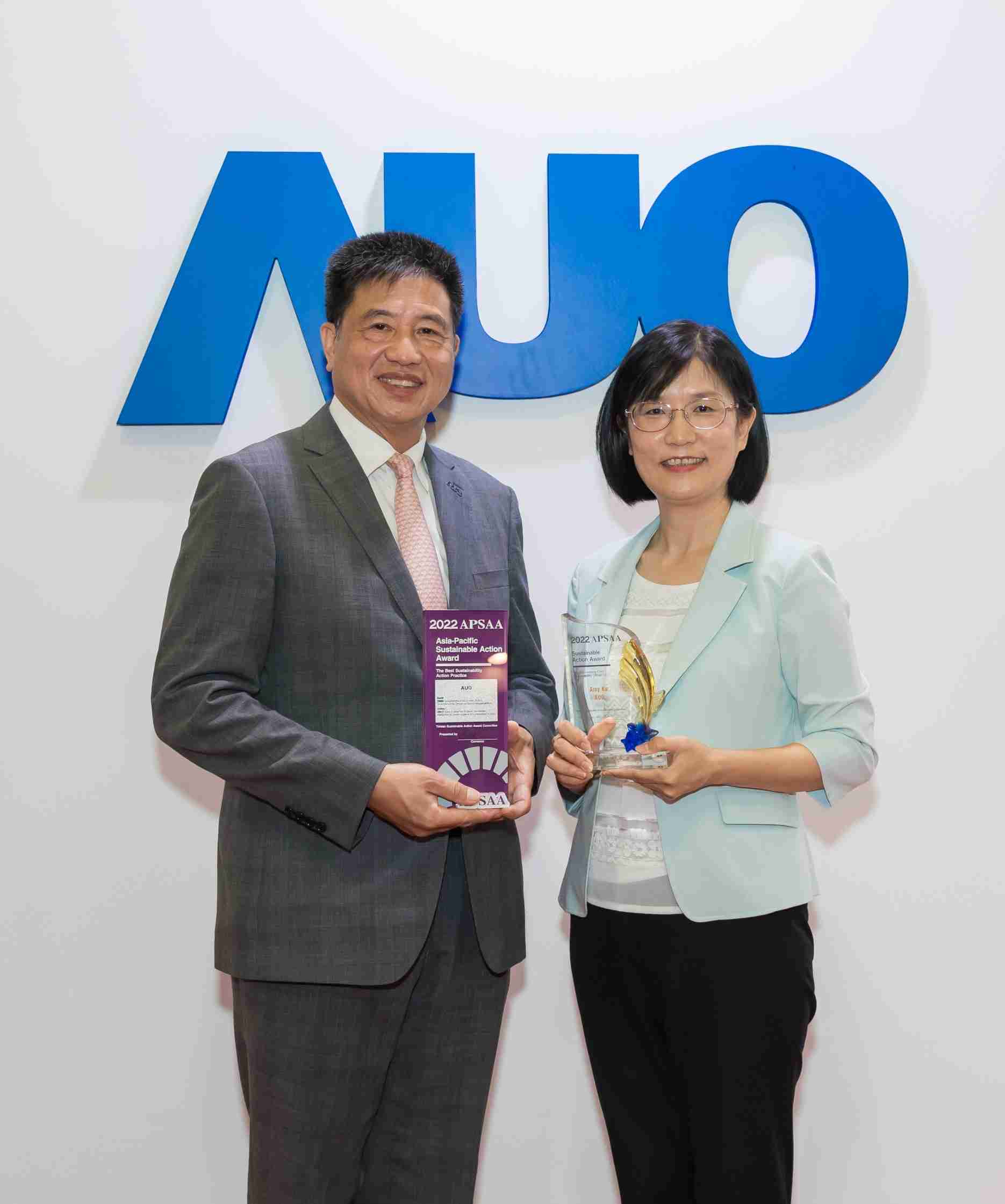 918.COM长期垫筑永续远景的基石，，，，透过ESG暨气候委员会逐步实践永续策略蓝图。。。。其中，，，918.COM光电永续长古秀华带领团队、、、、制定中长期目标，，缔造多面向亮眼表现，，，获得「顶尖永续长奖」的个人奖殊荣（左：918.COM光电董事长暨执行长彭双浪，，右：918.COM光电永续长古秀华）