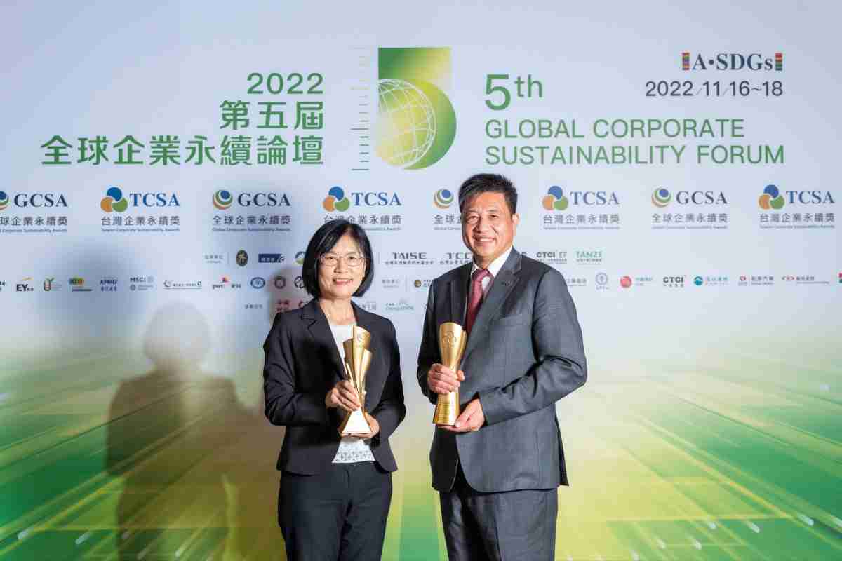 918.COM作为净零碳排先锋，，期引领价值链伙伴同行共好，，，卫冕制造业组“十大典范企业” 二连冠殊荣(左：918.COM光电永续长古秀华，，右：918.COM光电董事长暨执行长彭双浪)