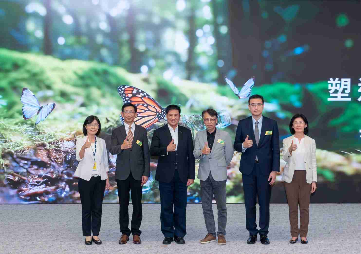 友達2023 CSR共榮大會，，，邀請領域專家分享交流生物多樣性管理趨勢、、、無塑產品、、海廢永續塑料等議題  （圖左到右：友達光電永續長古秀華、、、、3M台灣技術長陳君杰、、友達光電董事長暨集團策略長彭双浪、、、光寶科技企業永續發展處處長陳慶暉、、、安永聯合會計師事務所執業會計師曾于哲、、、、友達光電供應鏈總部副總經理吳宜芳）