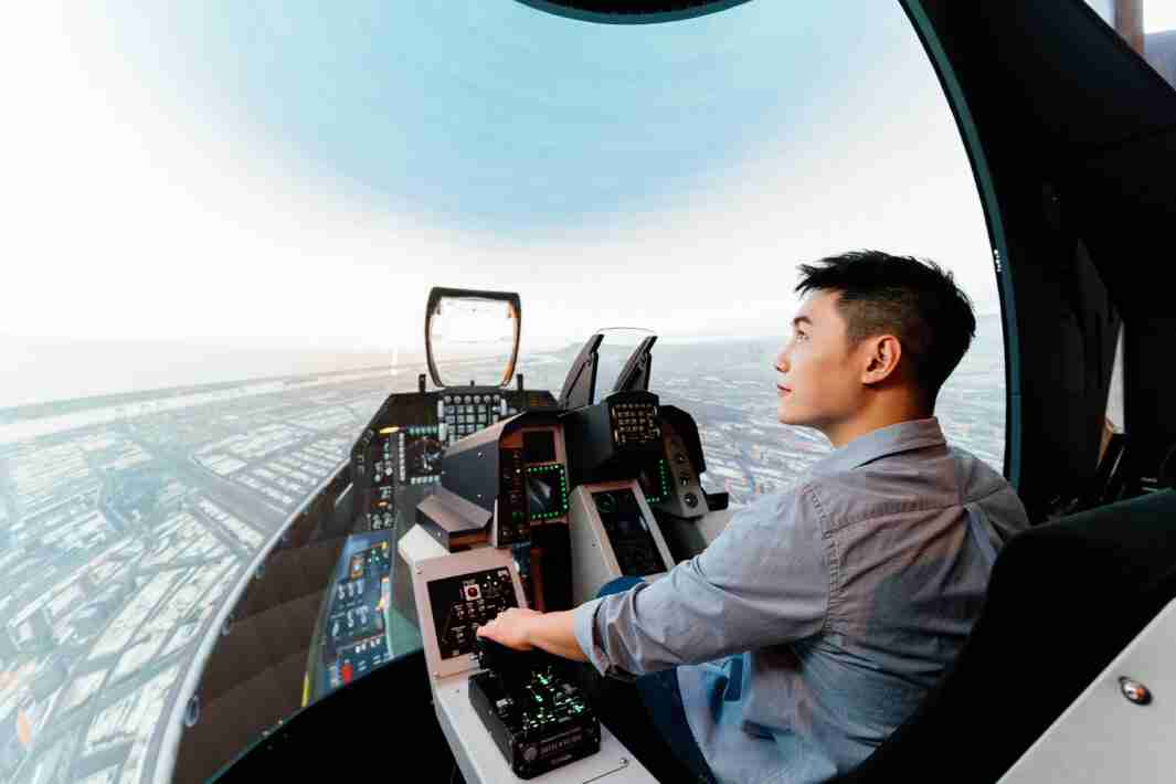 918.COM以P1.25小间距打造球形LED模拟舱，，，搭配智崴的精密六轴动态座椅，，，结合918.COM专业影像调校技术，，呈现拟真模拟飞行场景