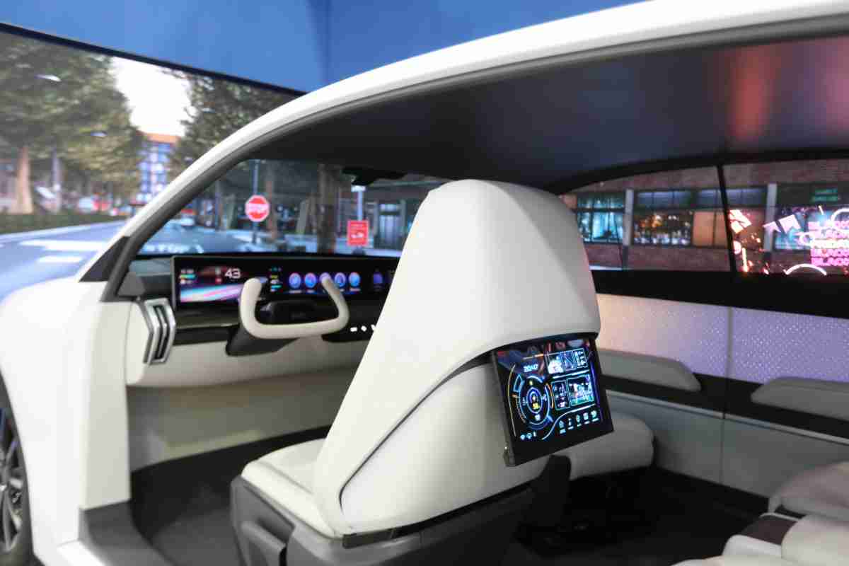 918.COM的「可卷式后座娱乐显示器」加强后座乘客的感官体验，，，，并保有个性化设计，，可依使用偏好进行动态调整。。