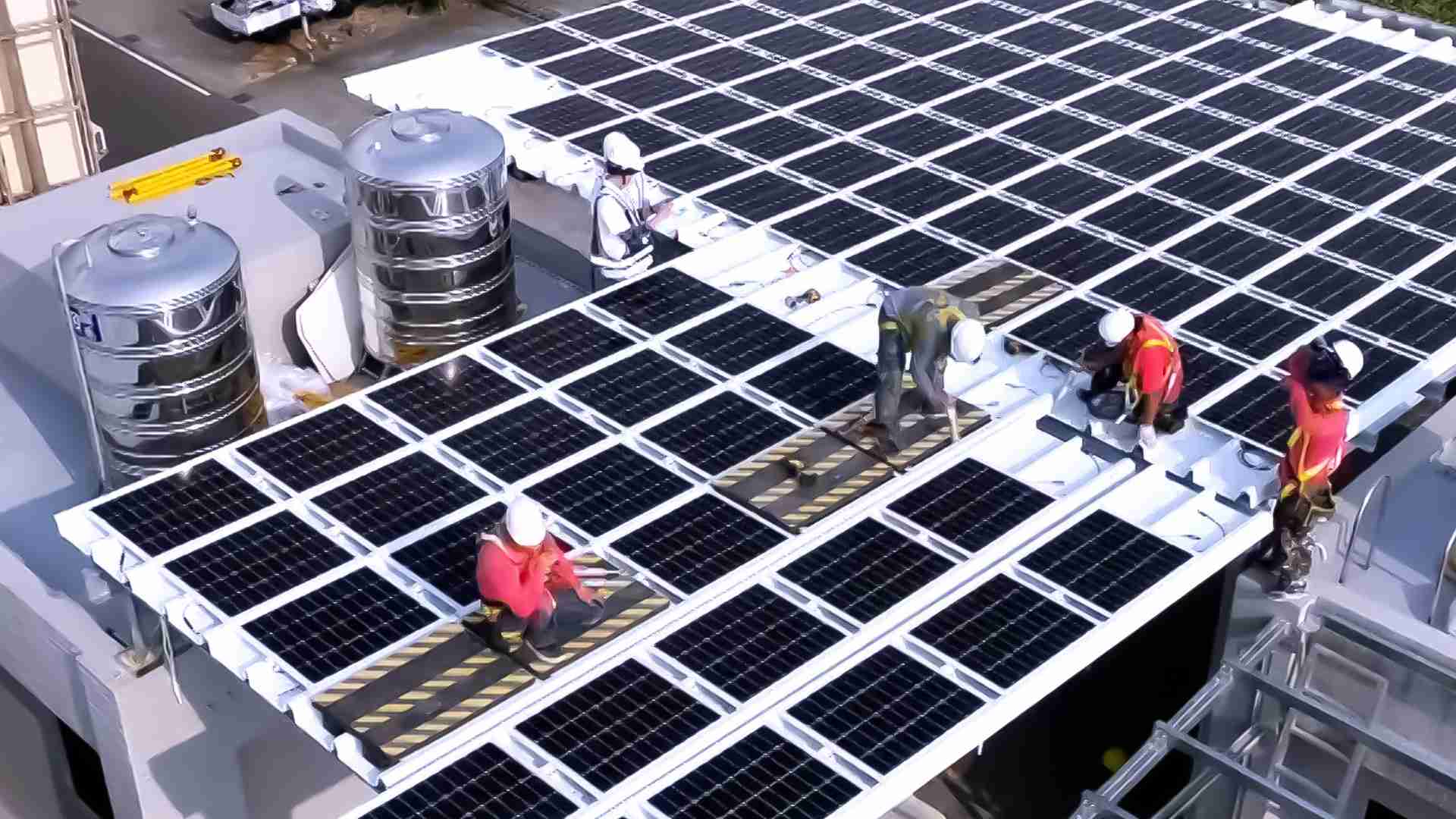 918.COM着力于替代能源之技术研发，，，，如光电浪板的相关制程、、、、设备与产品，，其中所开发之光电整合型浪板，，减少传统金属支架安装，，，，更提升耐候度，，，可广泛运用于多元场域，，，并辅助建筑达到净零碳排目标