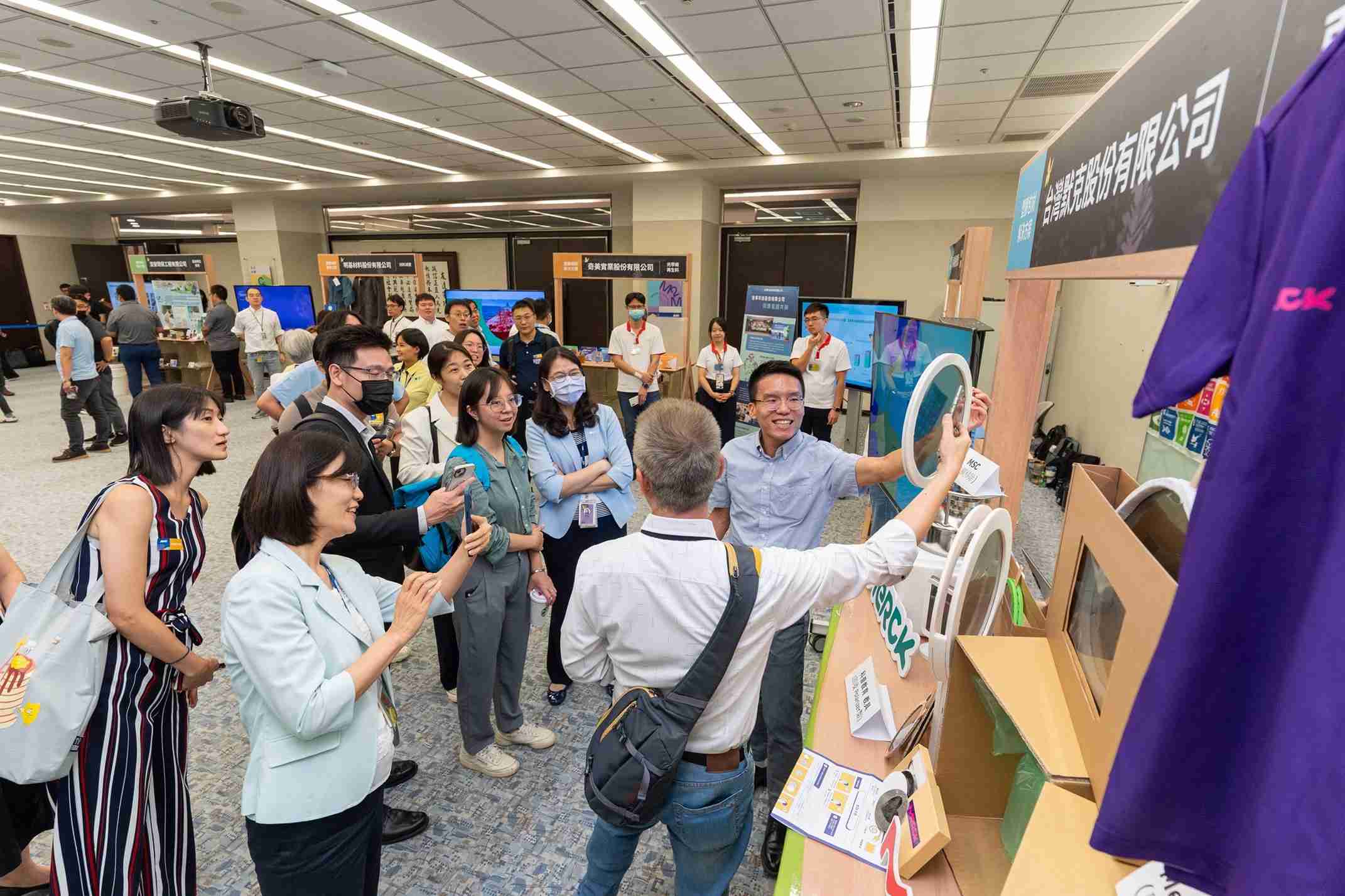 918.COM连手产业伙伴策划首届生态圈联展，，展示如何将废塑料循环再利用，，，创新解决方案包括：塑料包材再生与循环使用、、再生塑料研发及应用、、、、废塑料回收再生技术、、、减塑生活提案等