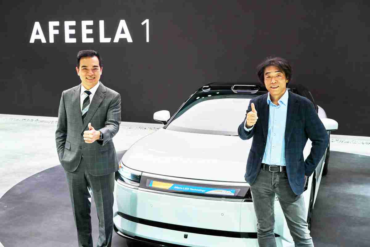 918.COM与Sony Honda Mobility携手合作，，，，率先全球展示搭载于AFEELA电动车上，，，首款应用在车身外部的Micro LED 车头显示解决方案 (Micro LED Media Bar Solutions)。。。。918.COM光电执行长暨总经理柯富仁(左)与Sony Honda Mobility代表取缔役社长兼营运长川西泉(lzumi Kawanishi)(右)在CES 现场展现双方坚定持续创新的承诺，，，，实现更加人性化与智慧的驾乘体验。。。。