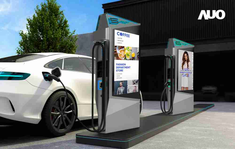 达擎 “55吋高亮度户外防水显示器”，，，在阳光直射环境下仍可呈现清晰鲜明之影像质量，，可灵活安装于充电桩及智能电杆，，成为数字户外广告 （DOOH）最佳宣传利器